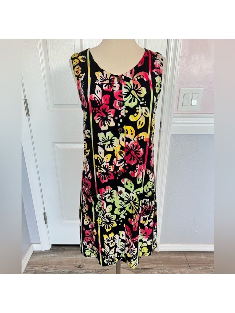 Black Hawaiian Dress with Colorful Flowers Size 1 100% Rayon (4-6) - Picture 3 of 15